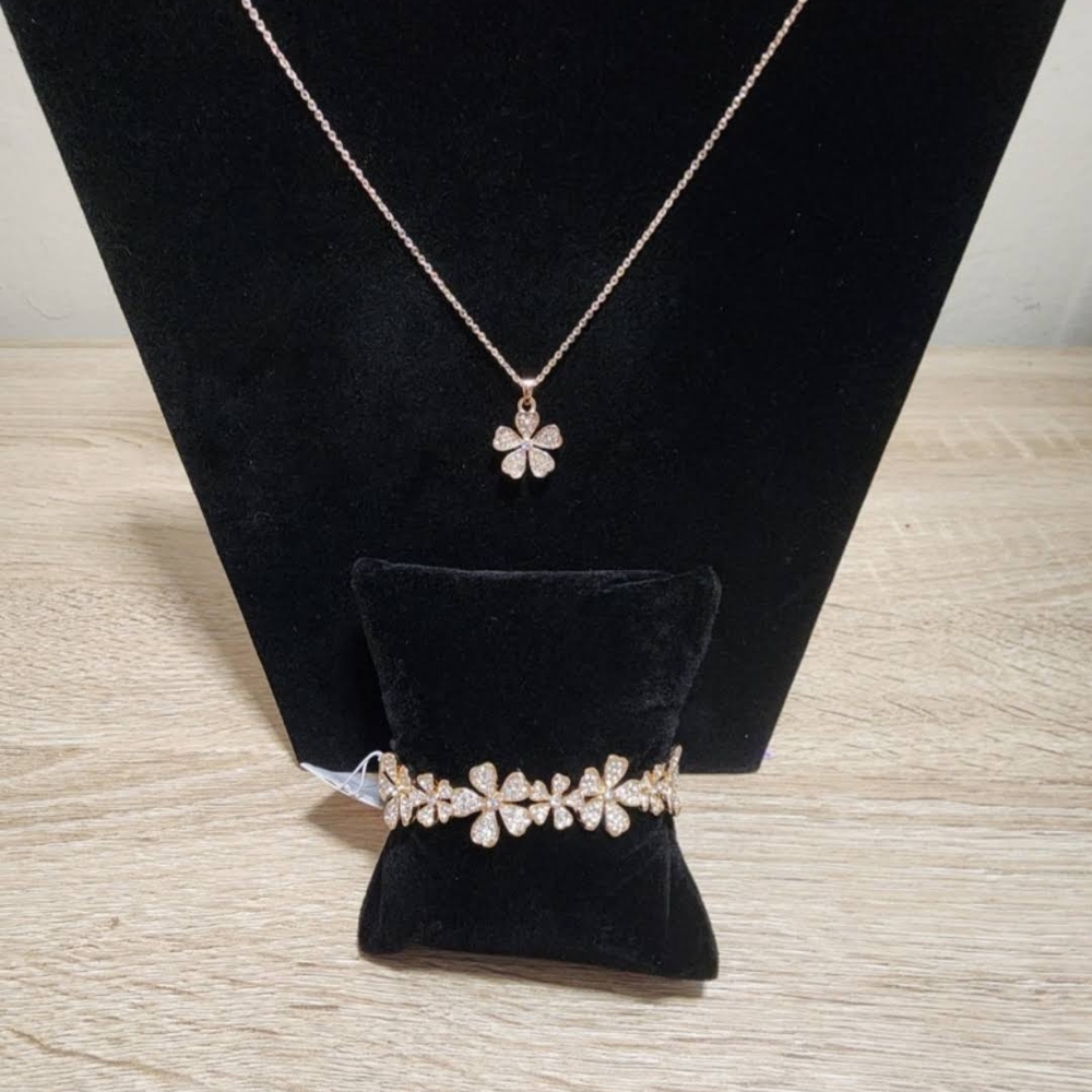 Elegant Gold Flower Necklace and Bracelet Set